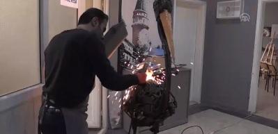 Hurda metalleri sanat eserine d&ouml;n&uuml;şt&uuml;r&uuml;yor
