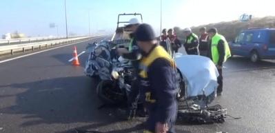 Hurdaya d&ouml;nen otomobilden s&uuml;r&uuml;c&uuml; sağ kurtuldu