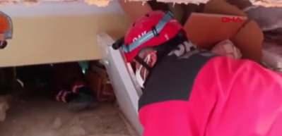 Enkaz altında 14 saat boyunca, &ouml;len torunun elini bırakmamış