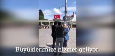 İBB TV muhabiri 'ben bir icraat g&ouml;rmedim' diyen vatandaşa sufle verdi: "Ama s&uuml;t dağıttı"