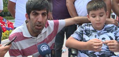 İBB'de işten &ccedil;ıkarılan G&uuml;ven engelli oğluyla belediye &ouml;n&uuml;ne geldi