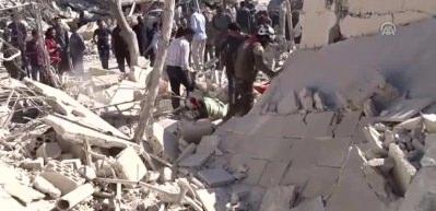 İdlib'de okul ve &ccedil;arşı bombalandı