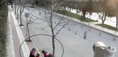  İftarlıklarını kağıt toplayıcı kadın ve &ccedil;ocuklarına veren polisler g&ouml;n&uuml;lleri fethetti