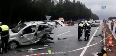 İki ara&ccedil; &ccedil;arpıştı: 3 &ouml;l&uuml;, 6 yaralı