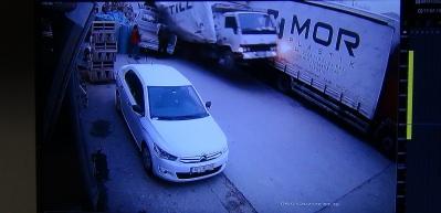 Kontrols&uuml;z gelen kamyon nakliyecilere dehşeti yaşattı!