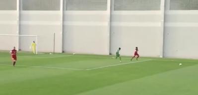 İkili m&uuml;cadelede dengesini kaybeden futbolcu direğe &ccedil;arptı