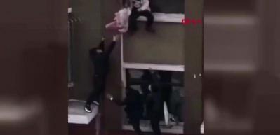 İkinci kattan d&uuml;şen bebeği havada yakaladı