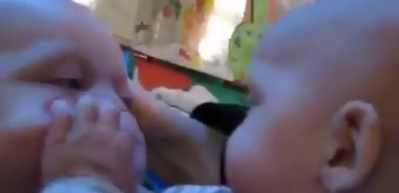 İkizini nasıl seveceğini bilemeyen şaşkın bebek