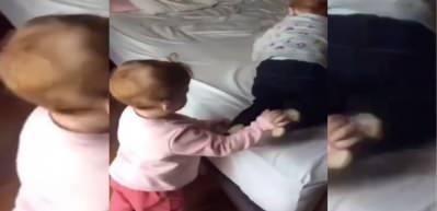İkizlerin yatağa &ccedil;ıkma dayanışması g&uuml;ld&uuml;rd&uuml;!