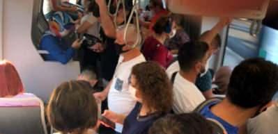 İlk iş g&uuml;n&uuml;nde metrob&uuml;slerde tehlikeli kalabalık