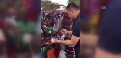 İlk kez balon g&ouml;ren Somalili &ccedil;ocukların mutluluğu