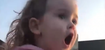 İlk kez kamyon g&ouml;ren bebeğin m&uuml;thiş şaşkınlığı
