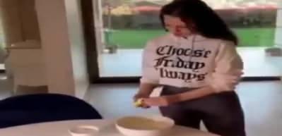 İman Elbani eşi Murat Yıldırım'a doğum g&uuml;n&uuml; pastası yaptı!