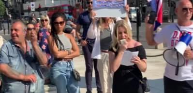İngiltere'de 6'dan fazla kişinin bir araya gelmesinin yasaklanması protesto edildi