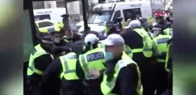 İngiltere’de koronavirüs protestosunda 27 gözaltı