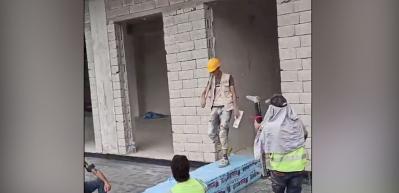 İnşaat iş&ccedil;ilerinin eğlenceli anları sosyal medyayı salladı!