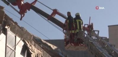 İnşaatın &ccedil;atısı &ccedil;&ouml;kt&uuml;, yaralı iş&ccedil;ilerin olup olmadığı belirlenmeye &ccedil;alışıyor