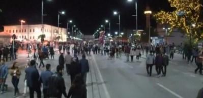 İnsan seli caddeyi trafiğe kapattı