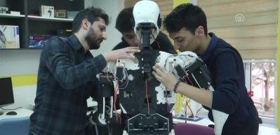 İnsansı robot "Yiğido" nişan alıp atış yapabiliyor