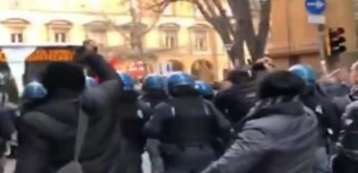 Irk&ccedil;ılık karşıtlarıyla polis arasında &ccedil;atışma