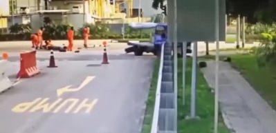 İş&ccedil;i kamyonu kaza yaptı, iş&ccedil;iler yola b&ouml;yle savruldu!