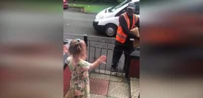 İşitme engeli kargo g&ouml;revlisine s&uuml;rpriz yapan g&uuml;zel y&uuml;rekli &ccedil;ocuk!