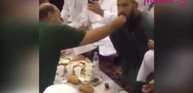 İslam dini kardeşliktir! Oru&ccedil;lu ve engelli adama elleri ile yemek yedirdi