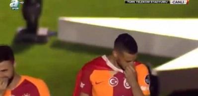 İsmail &Ccedil;ipe, ilahiyle sahneye &ccedil;ıktı