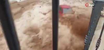 İspanya'da dolu ve fırtına hayatı fel&ccedil; etti