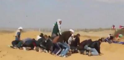 İsrail askerleri namaz kılanları b&ouml;yle vurdu!