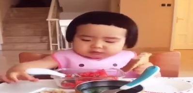 İştahla yemek yiyen bebek