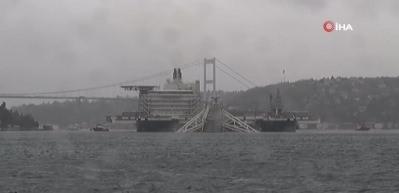 İstanbul Boğazı'ndan bir dev ge&ccedil;ti