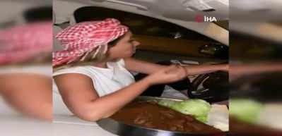 İstanbul trafiğinde &ldquo;&ccedil;iğ k&ouml;fteli&rdquo; kadın trafik magandası!