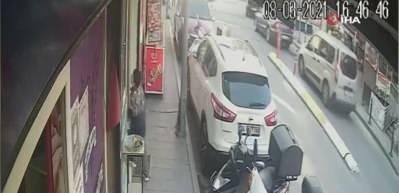 İstanbul&rsquo;da dehşet anları: Annesinin g&ouml;z&uuml; &ouml;n&uuml;nde minib&uuml;s&uuml;n altında kaldı