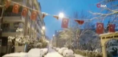  İstanbul’da erken saatlerde etkili olan kar yağışı şehri beyaz örtü altında bıraktı