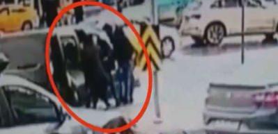 İstanbul'da g&uuml;peg&uuml;nd&uuml;z kız ka&ccedil;ırdılar!
