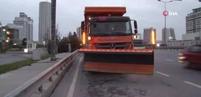 İstanbul'da kar küreme araçları yollara çıktı