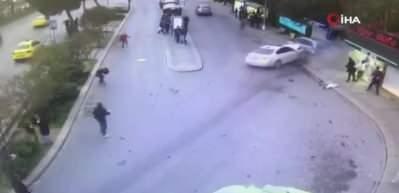 İstanbul'da korkun&ccedil; kaza! Makas atarak insanların arasına b&ouml;yle daldı