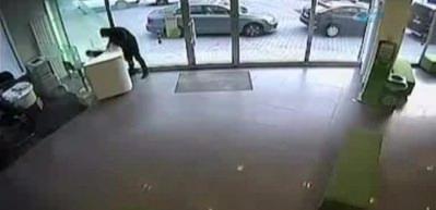 İstanbul&rsquo;da silahlı banka soygunu kamerada