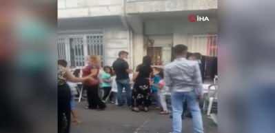 İstanbul&rsquo;da s&uuml;nnet d&uuml;ğ&uuml;n&uuml;nde kurallar unutulunca muhtar adayı maske dağıttı