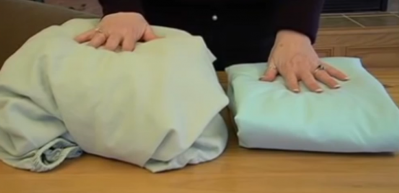 İşte lastikli &ccedil;arşafları katlamanın en kolay yolu!