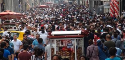  İstiklal Caddesi&rsquo;ne bayram akını