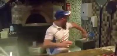 İsve&ccedil;li pizzacıdan muhteşem şov