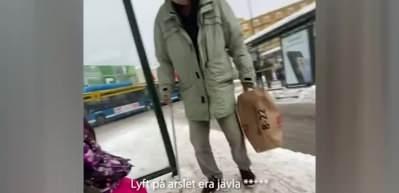 İsve&ccedil;'te ırk&ccedil;ılık yapan adamın g&ouml;r&uuml;nt&uuml;leri sosyal medyada tepki &ccedil;ekti