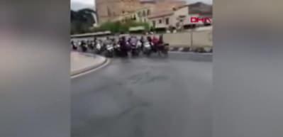 Akıl almaz g&ouml;r&uuml;nt&uuml;ler! İtalya sokaklarında yasa dışı at yarışı