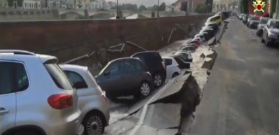 İtalya'da yol &ccedil;&ouml;kt&uuml;, 20 ara&ccedil; i&ccedil;inde kaldı!
