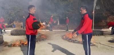 İtfaiye erleri g&ouml;reve "komando eğitimiyle" hazırlanıyor