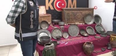 İzmir'de piyasa değeri 15 milyon lira olan 506 par&ccedil;a tarihi eser ele ge&ccedil;irildi
