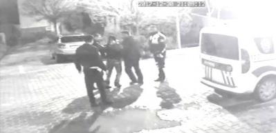 İzmir&rsquo;de polis dayağı g&uuml;venlik kamerasında
