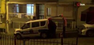 İzmir&rsquo;de yakayı ele veren hırsızlar ev sahibini bı&ccedil;akladı